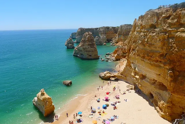 Únete y disfruta de una escapada al Algarve en grupo, el paraíso portugués de playas, surf y acantilados para disfrutar del verano en Portugal.
