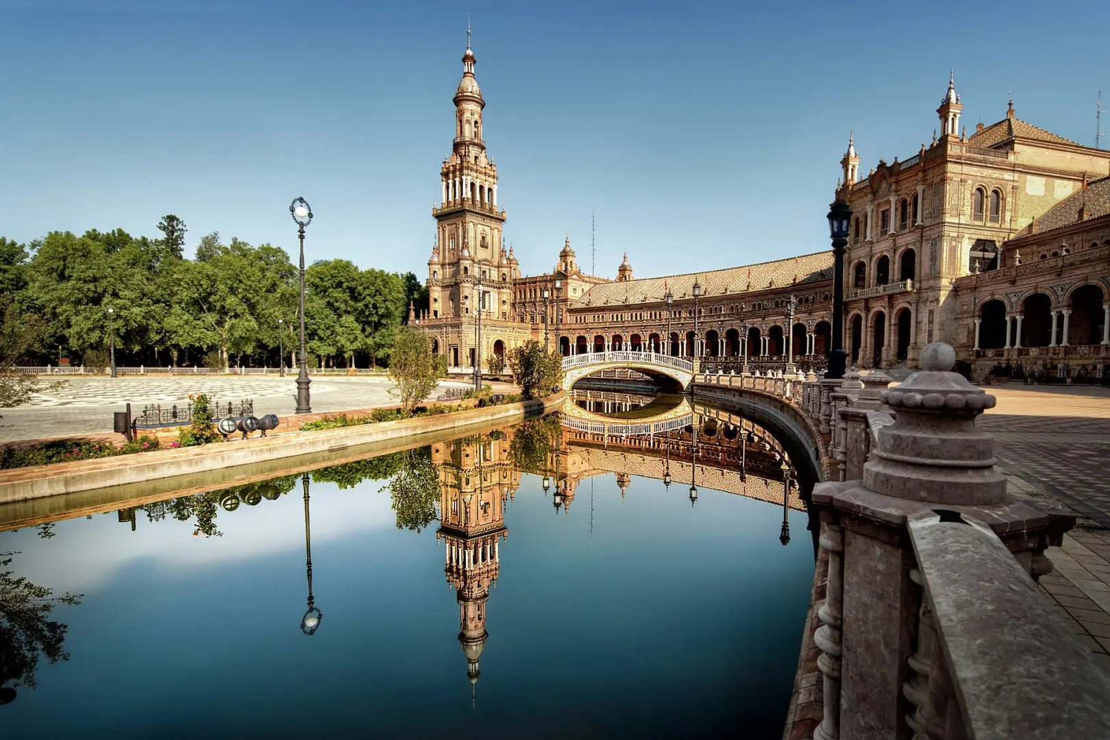 Descubre uno de los mejores tesoros escondidos de nuestro país en un viaje grupal por el interior de Andalucía. Granada, Sevilla, Córdoba no os dejará...