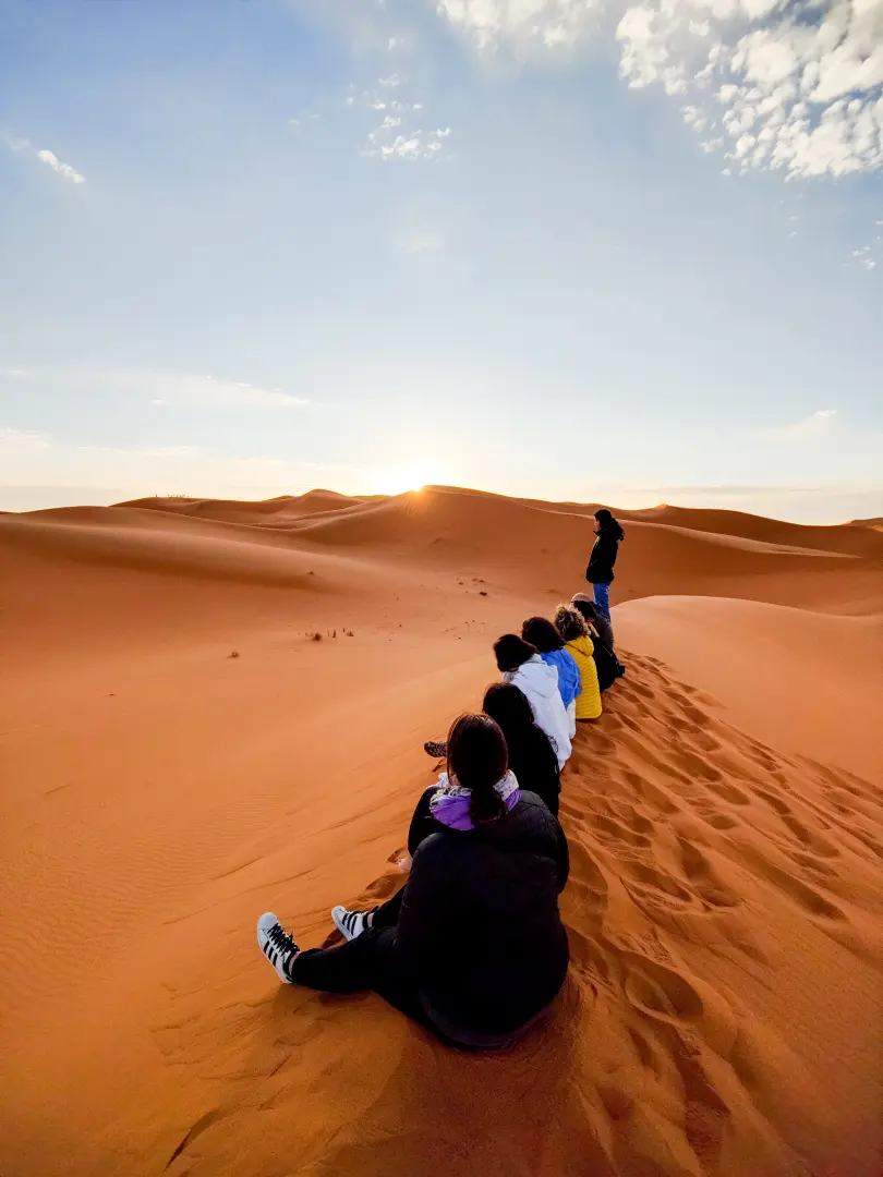 Celebra fin de año de una manera especial y única bajo las noches estrelladas del desierto de Marruecos en un viaje en grupo.