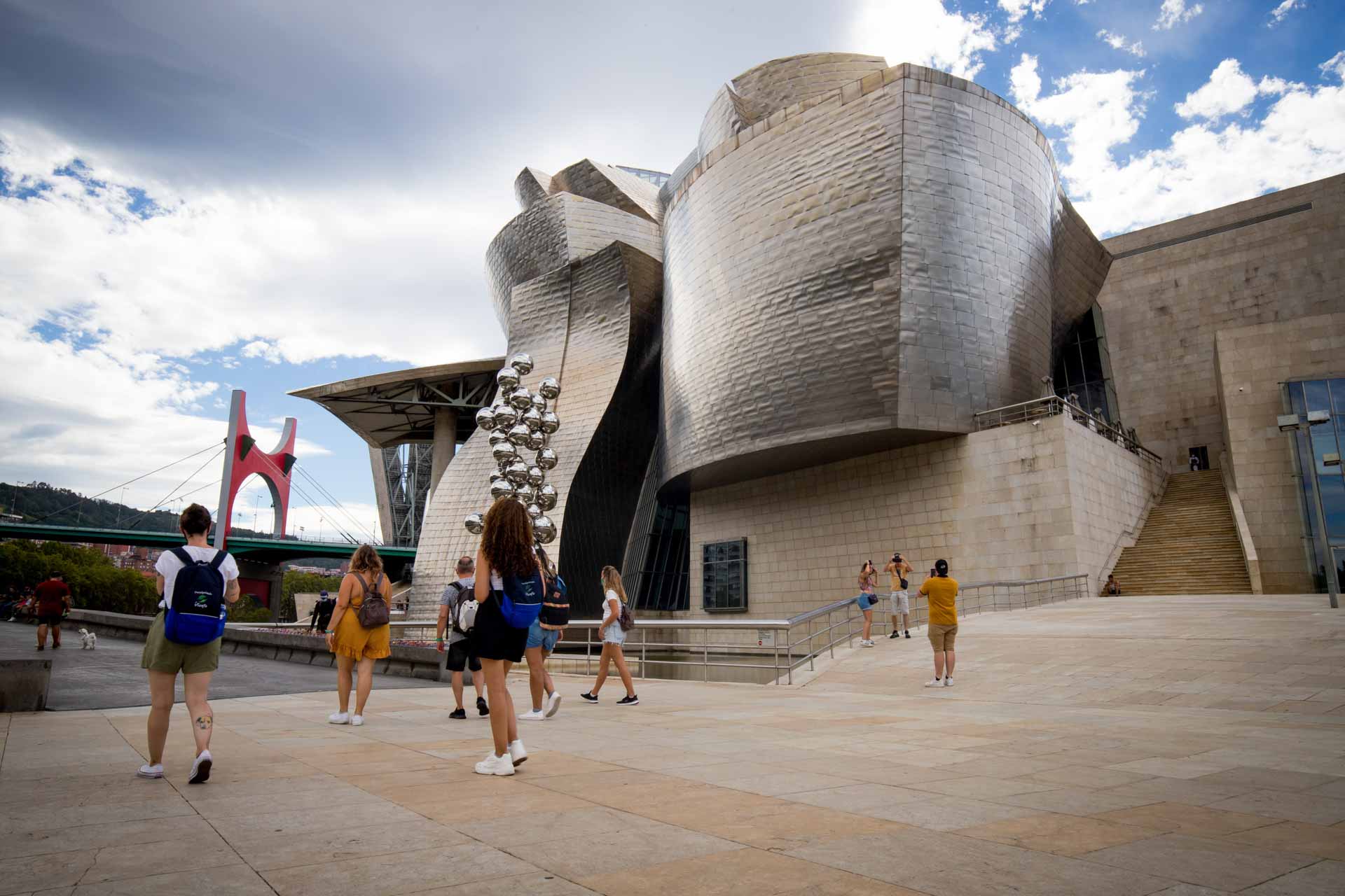 Apúntate a esta escapada grupal por una de las ciudades más molonas de nuestro país. Visitaremos el Guggenheim, iremos de tapas por su centro histórico
