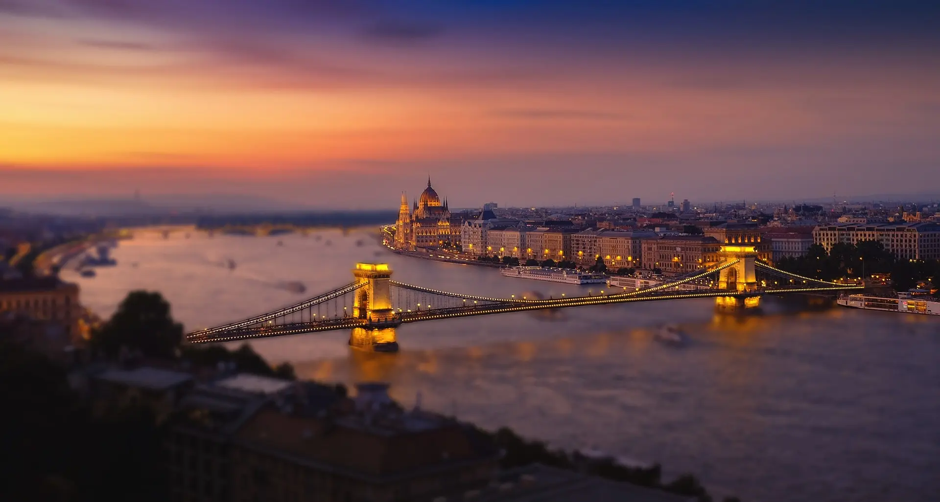 Budapest es una ciudad preciosa que siempre encaja en los planes viajeros. Desde su historia, su arquitectura pasando por su casco histórico y su castillo.