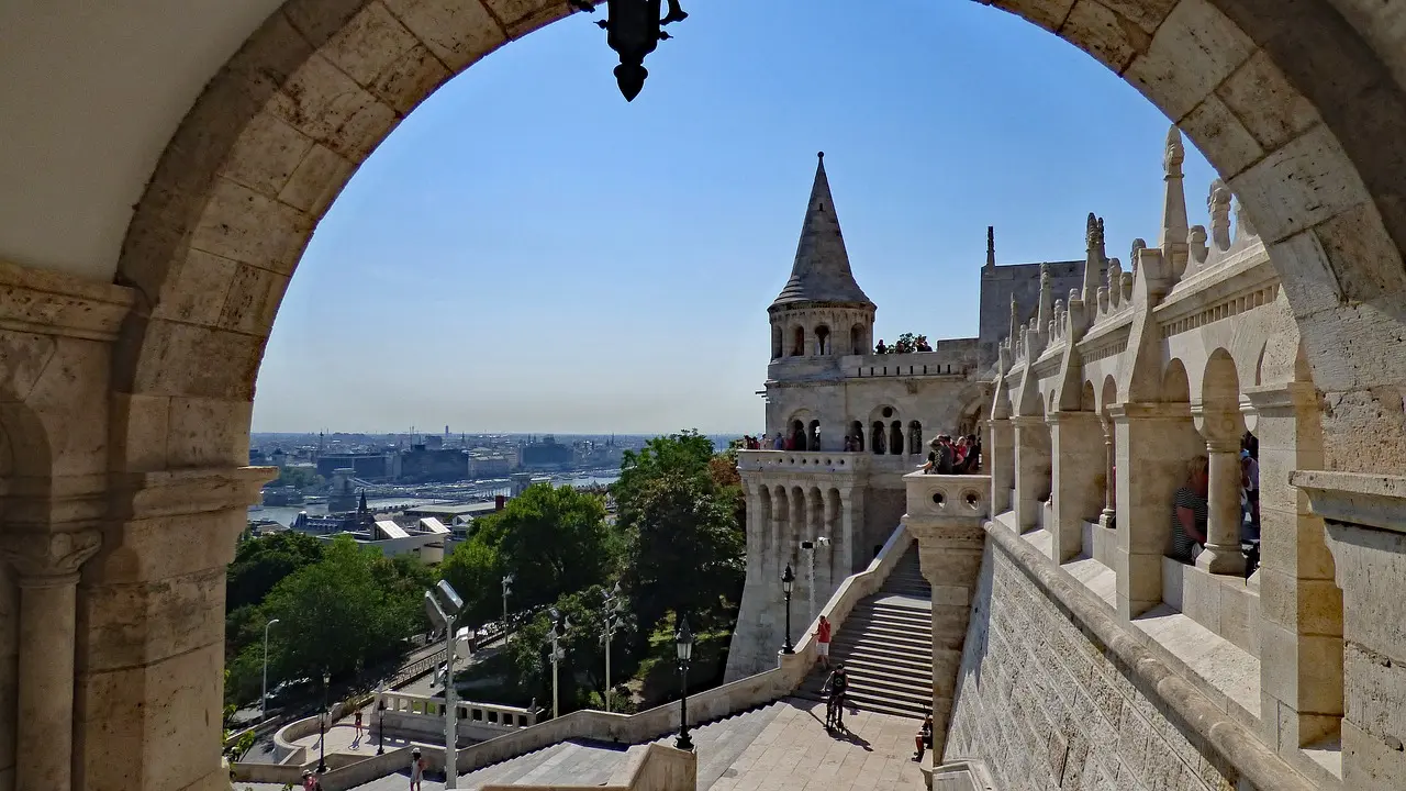 Budapest es una ciudad preciosa que siempre encaja en los planes viajeros. Desde su historia, su arquitectura pasando por su casco histórico y su castillo.