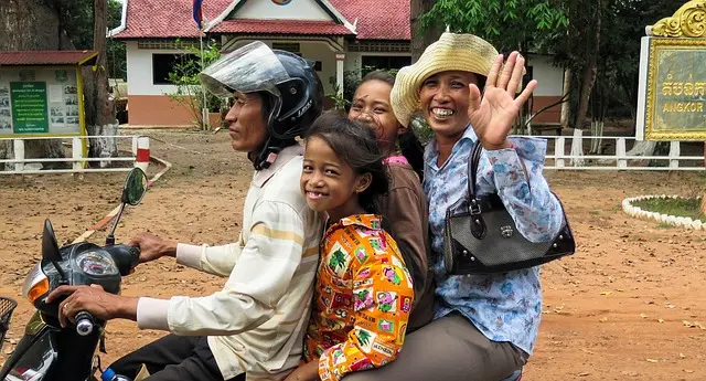 Un viaje a Camboya en grupo donde convivir con locales, conocer la Camboya más rural, sus playas y, por supuesto, su gran tesoro: Angkor Wat.