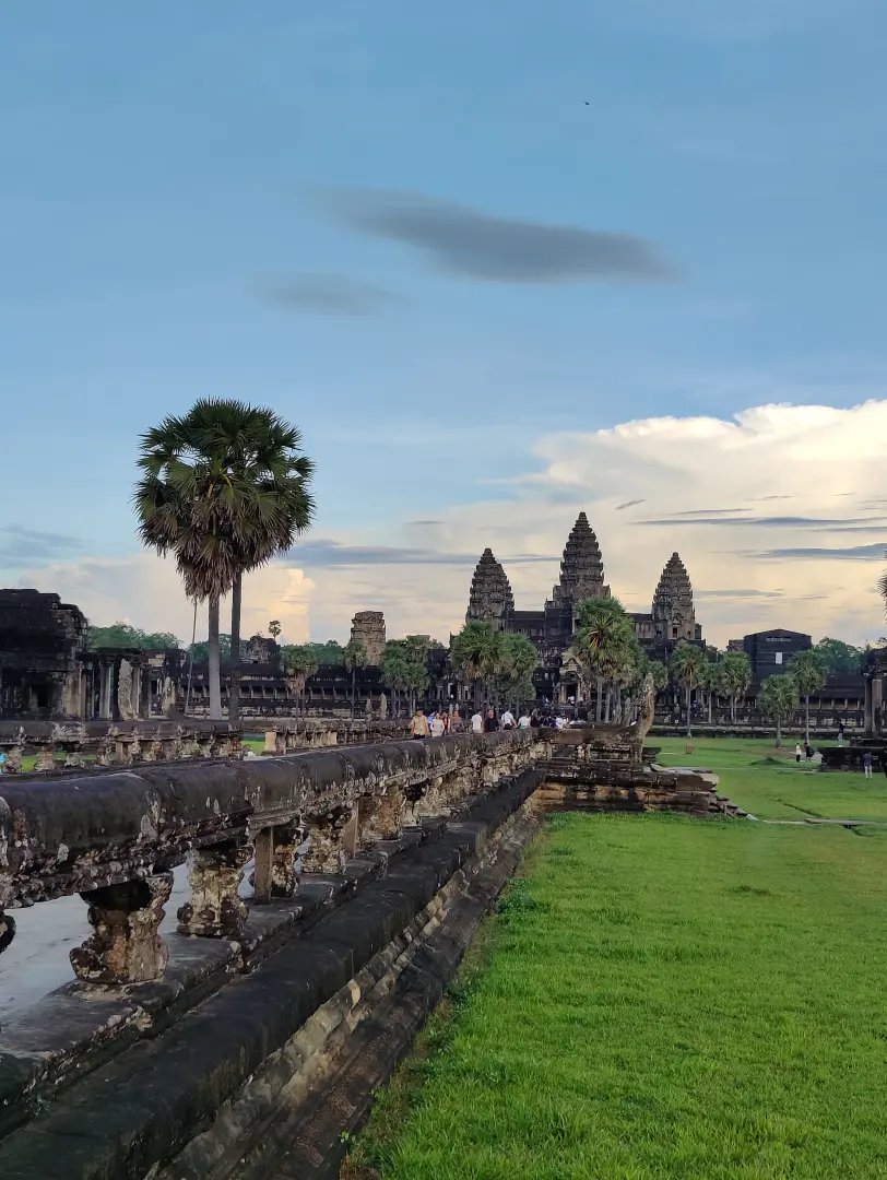Descubre Hoi An, Hue, Hanoi, Ha Long. Experiencias locales, alojamientos tradicionales, crucero, campos de arroz, templos Angkor Wat y aldeas flotantes.