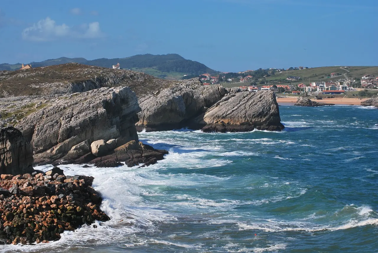Únete a un grupo de viajeros para hacer una escapada a Cantabria conociendo sus paisajes, pueblos, playas y gastronomía.