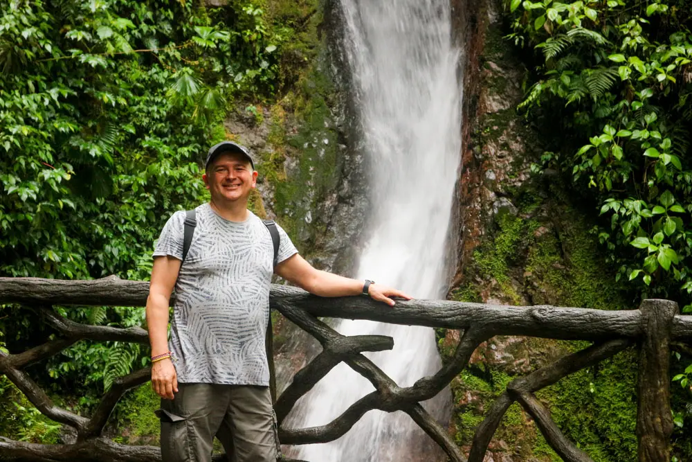 Aprende el auténtico significado de PURA VIDA y vive una aventura sorpresa sin precedentes. Desde Tortuguero, cruzando por el parque Monteverde