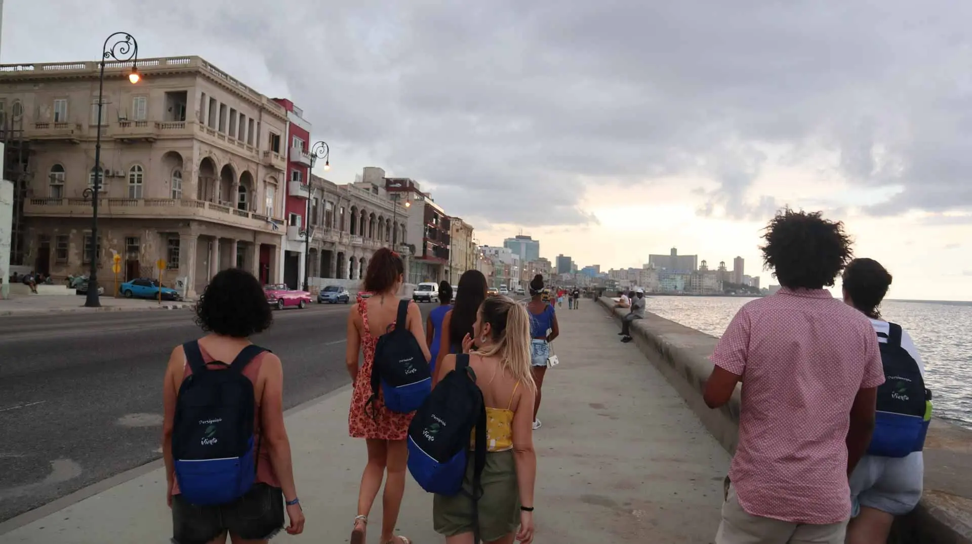 Disfruta de las maravillas de Cuba en un viaje en grupo reducido empezando por la Habana. Música, coches clásicos, playas paradisíacas y naturaleza.