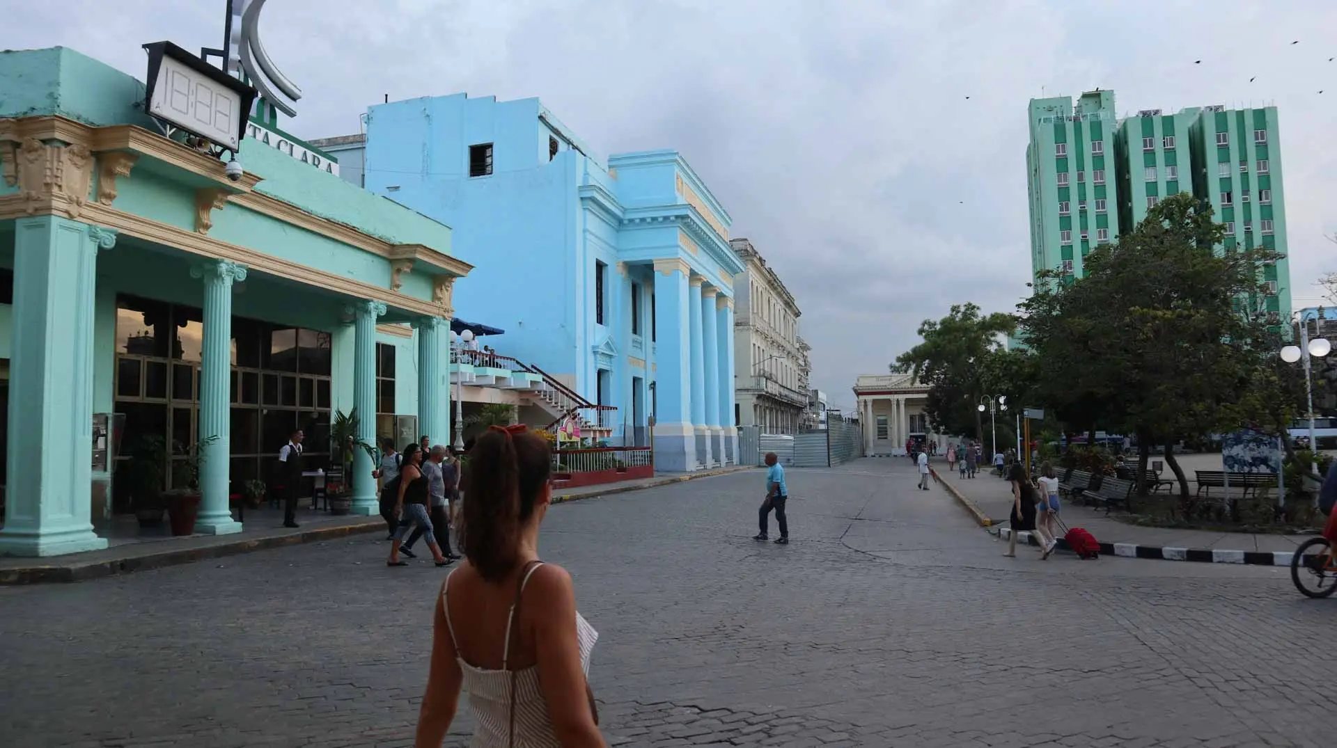Disfruta de las maravillas de Cuba en un viaje en grupo reducido empezando por la Habana. Música, coches clásicos, playas paradisíacas y naturaleza.