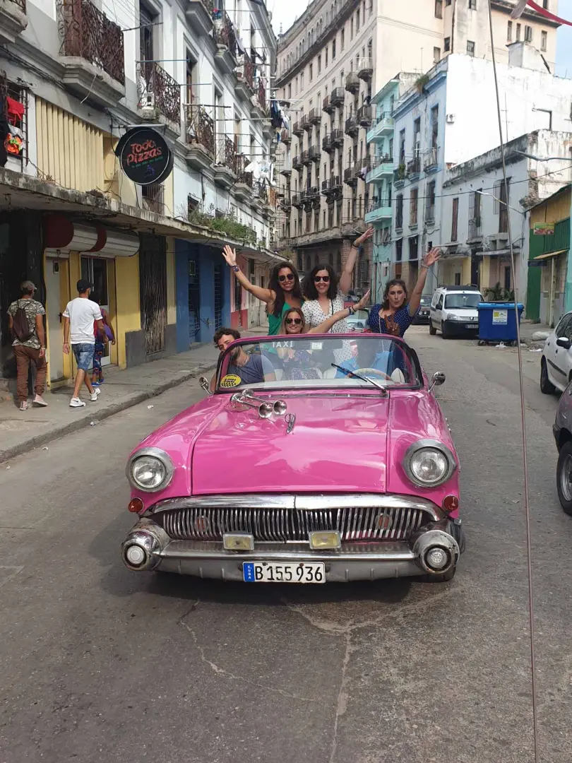 Disfruta de las maravillas de Cuba. Música, alegría, cultura, diversión, contrastes y una gran lección de vida es solo una pequeña parte