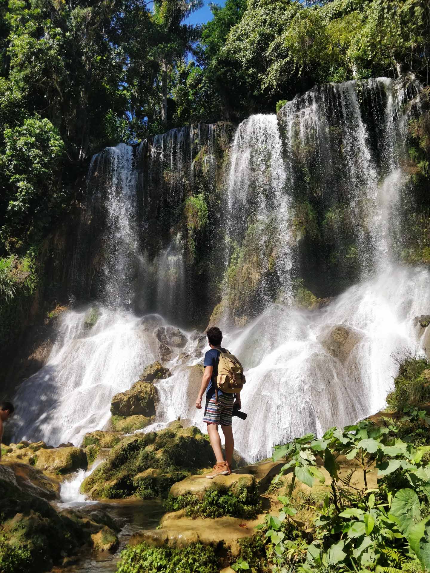 Disfruta de las maravillas de Cuba en un viaje en grupo reducido empezando por la Habana. Música, coches clásicos, playas paradisíacas y naturaleza.