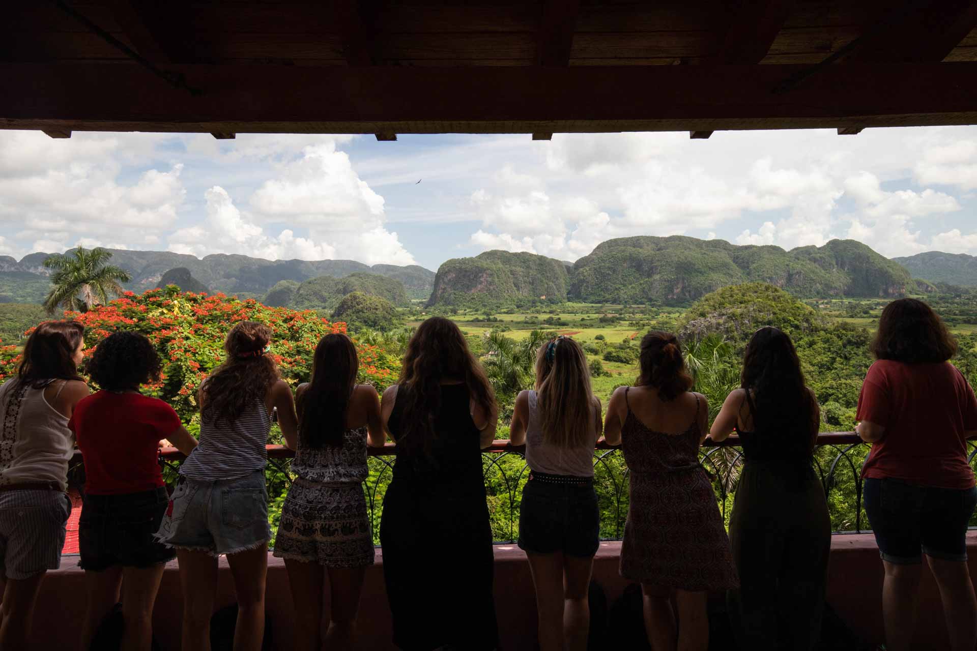 Disfruta de las maravillas de Cuba en un viaje en grupo reducido empezando por la Habana. Música, coches clásicos, playas paradisíacas y naturaleza.