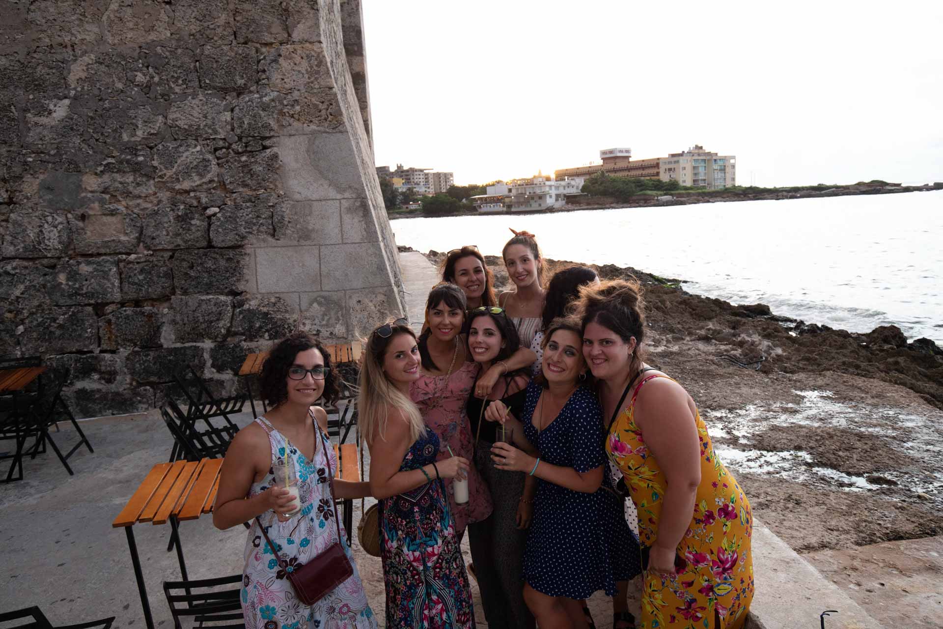 Disfruta de las maravillas de Cuba en un viaje en grupo reducido empezando por la Habana. Música, coches clásicos, playas paradisíacas y naturaleza.