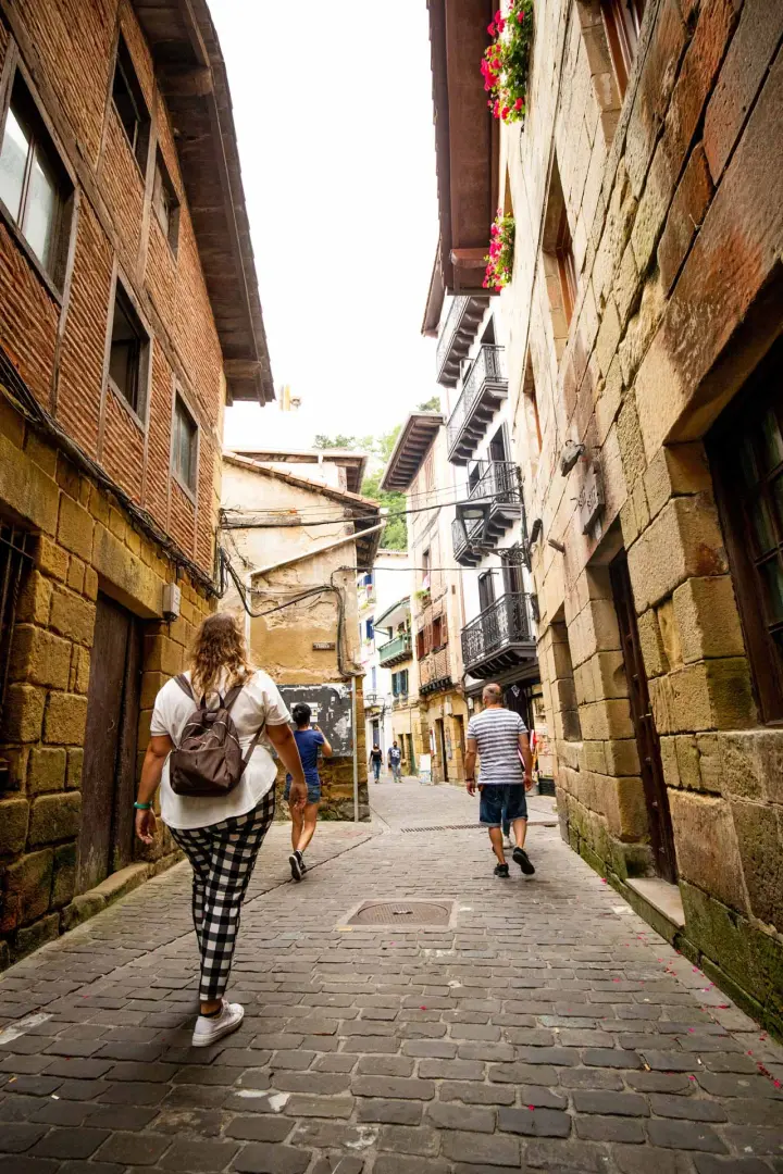 El País Vasco tiene una historia milenaria, ven a descubrirla con nosotros en un viaje grupal único. De San Sebastián a Bilbao pasando por Gastelugatxe