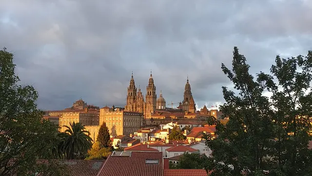 Únete a esta escapada en grupo por Galicia, donde conocer en una ruta circular desde Santiago de Compostela, su costa, playas, faros y pueblos.