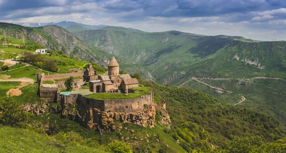 Únete a este viaje a Georgia en grupo, el país del Caúcaso. Desde Tibilisi, descubre ciudades excavadas en cuevas, bosques vírgenes y grandes monasterios.