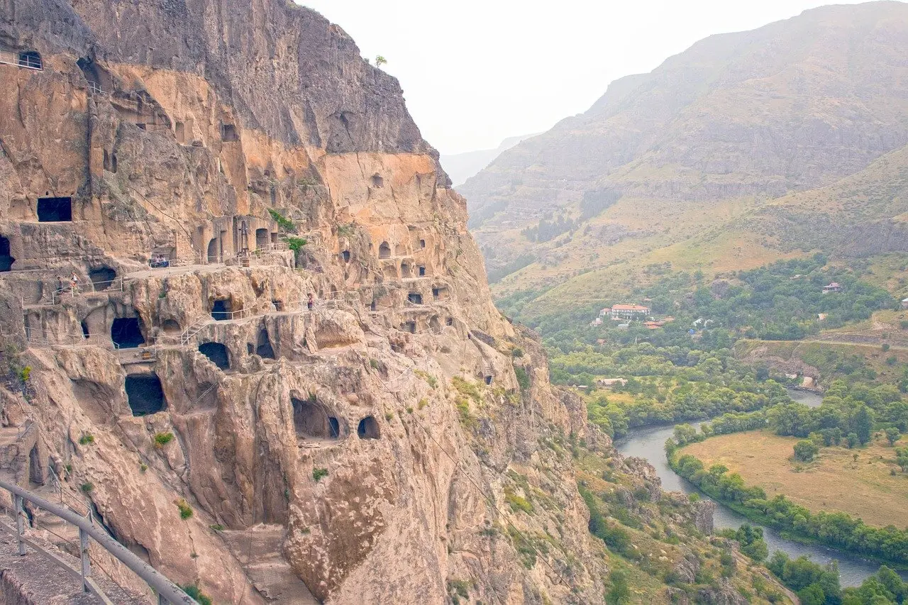 Únete a este viaje a Georgia en grupo, el país del Caúcaso. Desde Tibilisi, descubre ciudades excavadas en cuevas, bosques vírgenes y grandes monasterios.