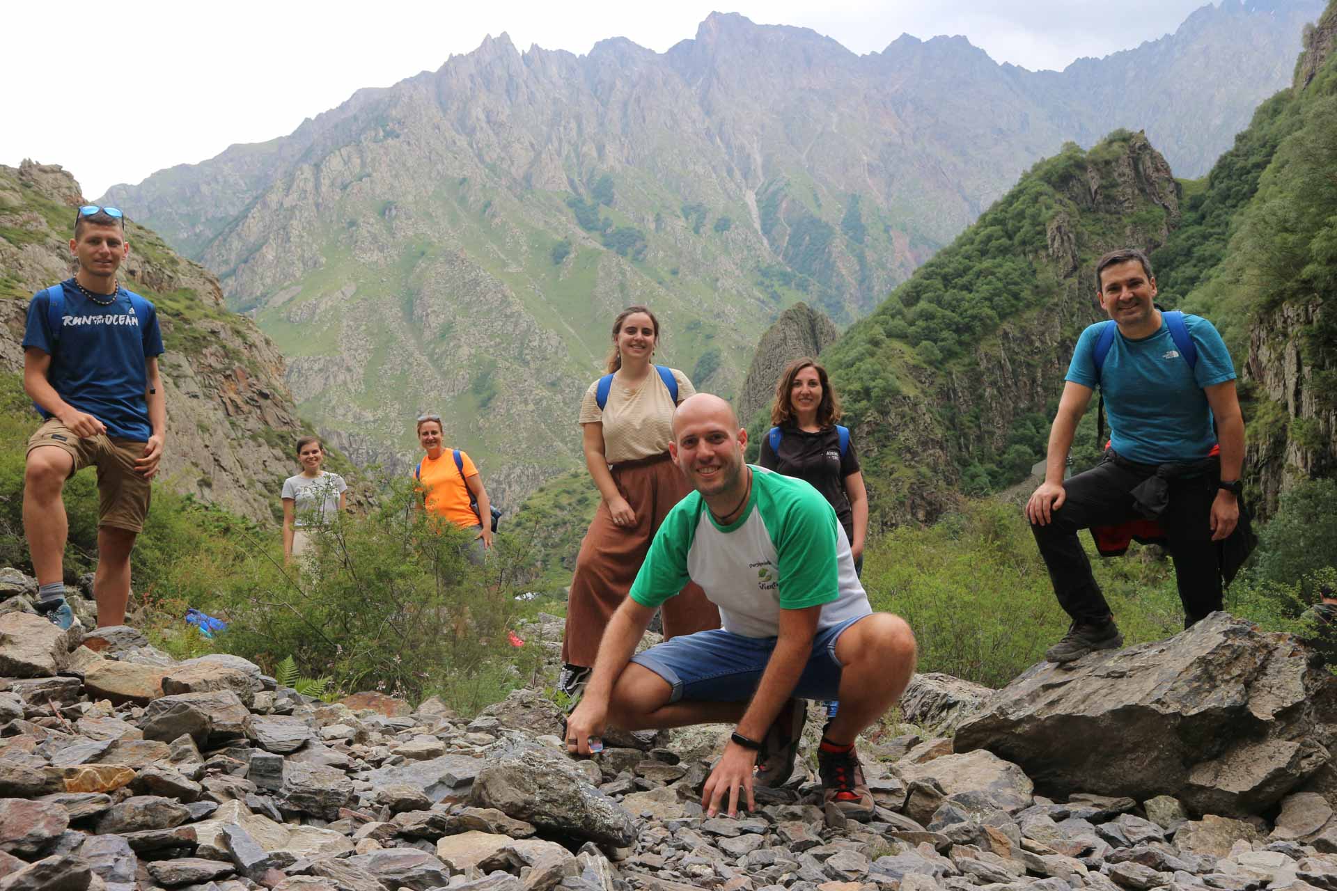 Únete a este viaje a Georgia en grupo, el país del Caúcaso. Desde Tibilisi, descubre ciudades excavadas en cuevas, bosques vírgenes y grandes monasterios.