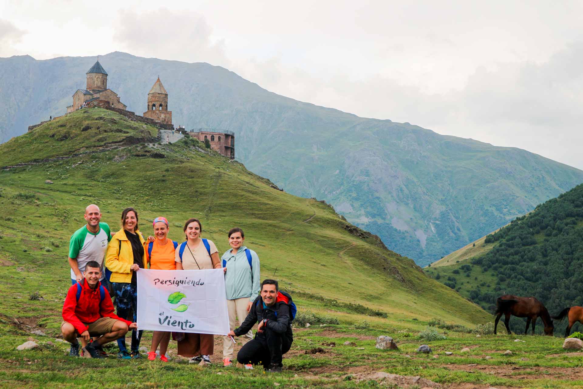 Únete a este viaje a Georgia en grupo, el país del Caúcaso. Desde Tibilisi, descubre ciudades excavadas en cuevas, bosques vírgenes y grandes monasterios.