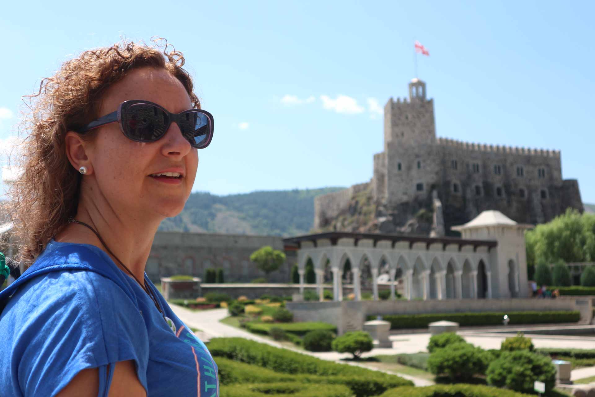 Únete a este viaje a Georgia en grupo, el país del Caúcaso. Desde Tibilisi, descubre ciudades excavadas en cuevas, bosques vírgenes y grandes monasterios.