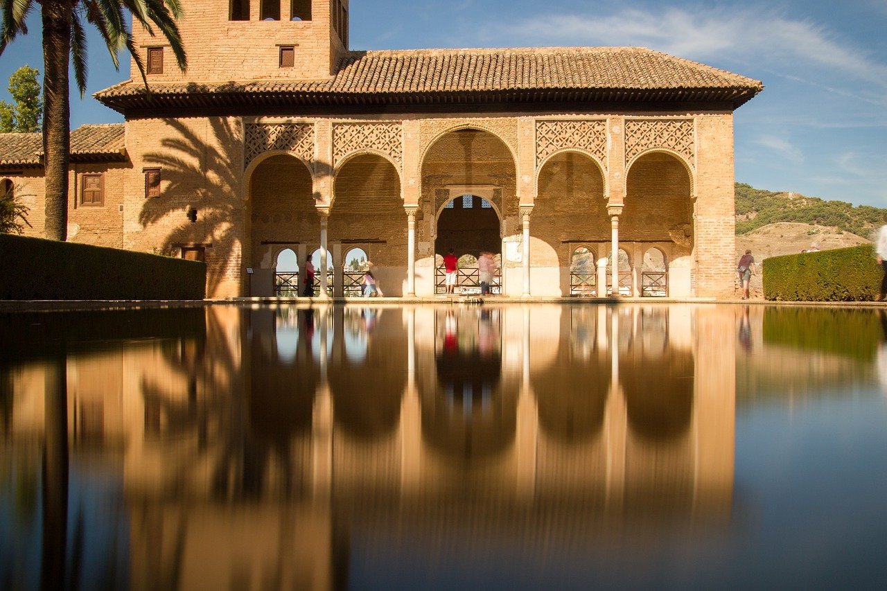 No lo pienses más y apúntate. Granda es una ciudad única y viajar por ella te desvelará sorpresas inolvidables. Visitaremos la Alhambra en grupo