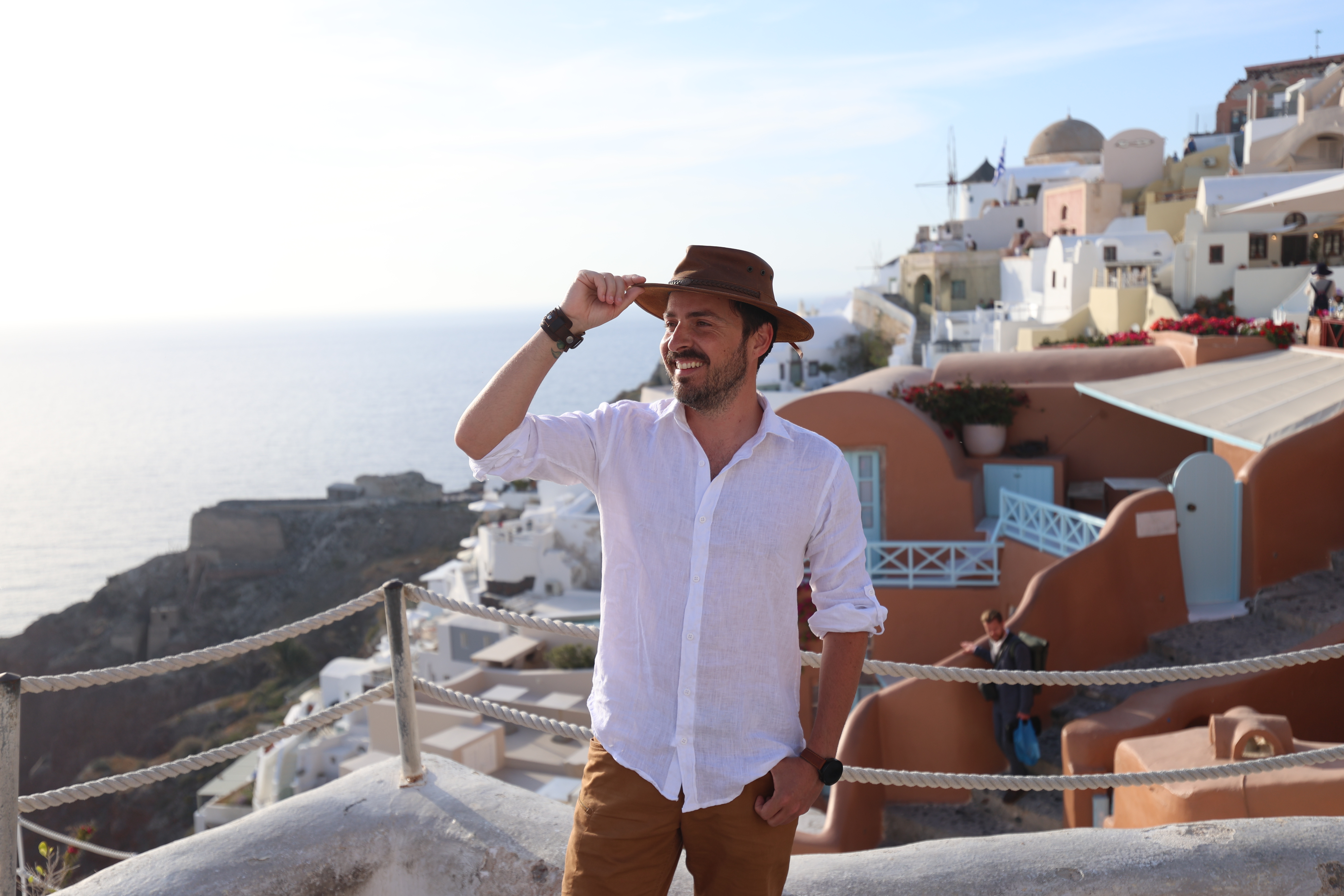 Únete a este viaje en grupo por las islas Griegas de Mikonos, Naxos y Santorini. Pasea por los pueblos blancos griegos, en barco y disfruta de atardeceres.
