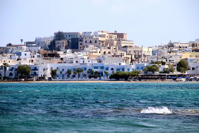 Únete a este viaje en grupo por las islas Griegas de Mikonos, Naxos y Santorini. Pasea por los pueblos blancos griegos, en barco y disfruta de atardeceres.