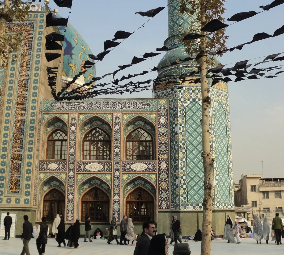 Este viaje a Irán nos llevará a conocer los imprescindibles del país así como adentrarnos en la cultura local y lugares inhóspitos. Teherán, Persépolis...