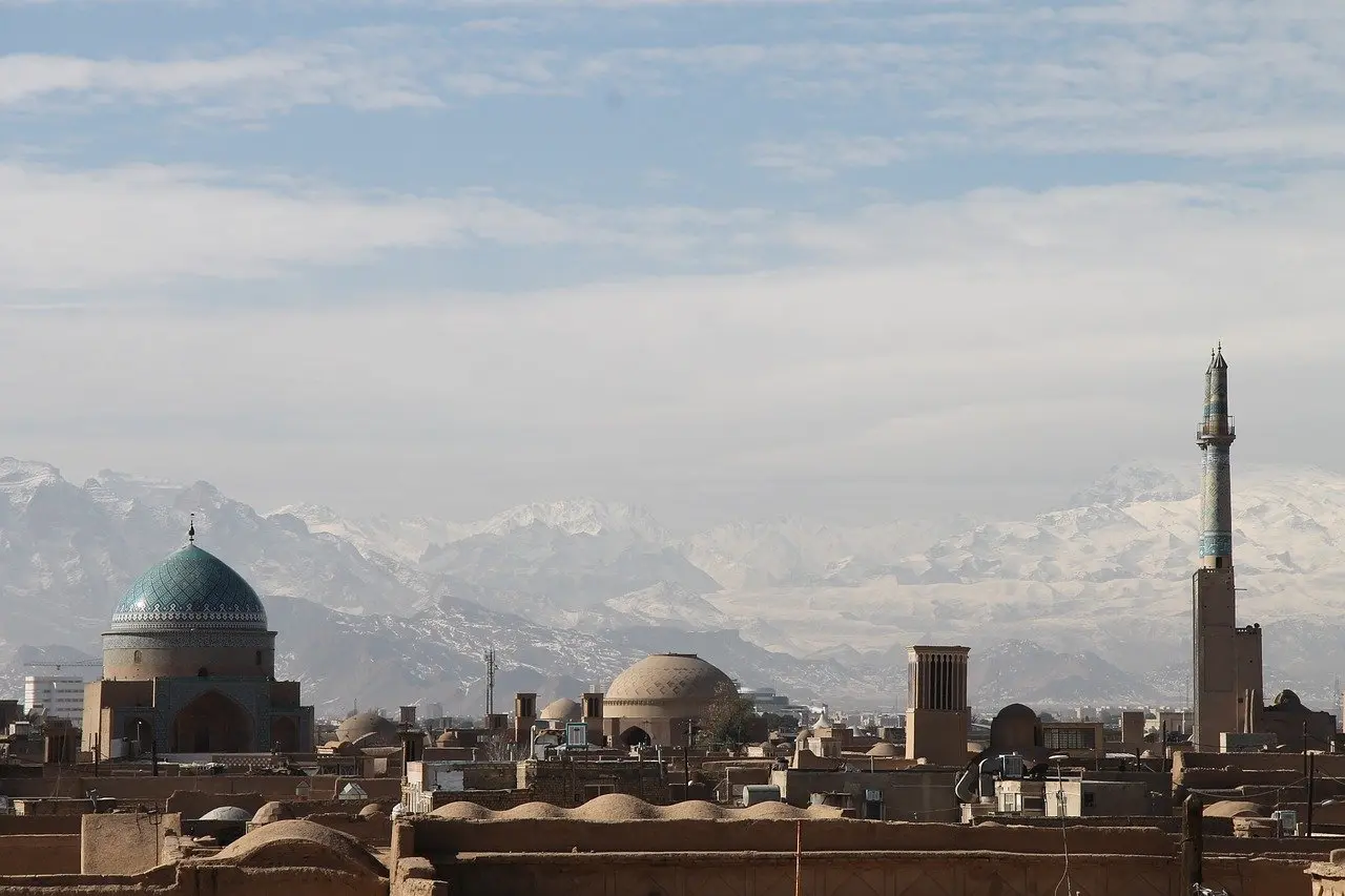 Este viaje a Irán nos llevará a conocer los imprescindibles del país así como adentrarnos en la cultura local y lugares inhóspitos. Teherán, Persépolis...