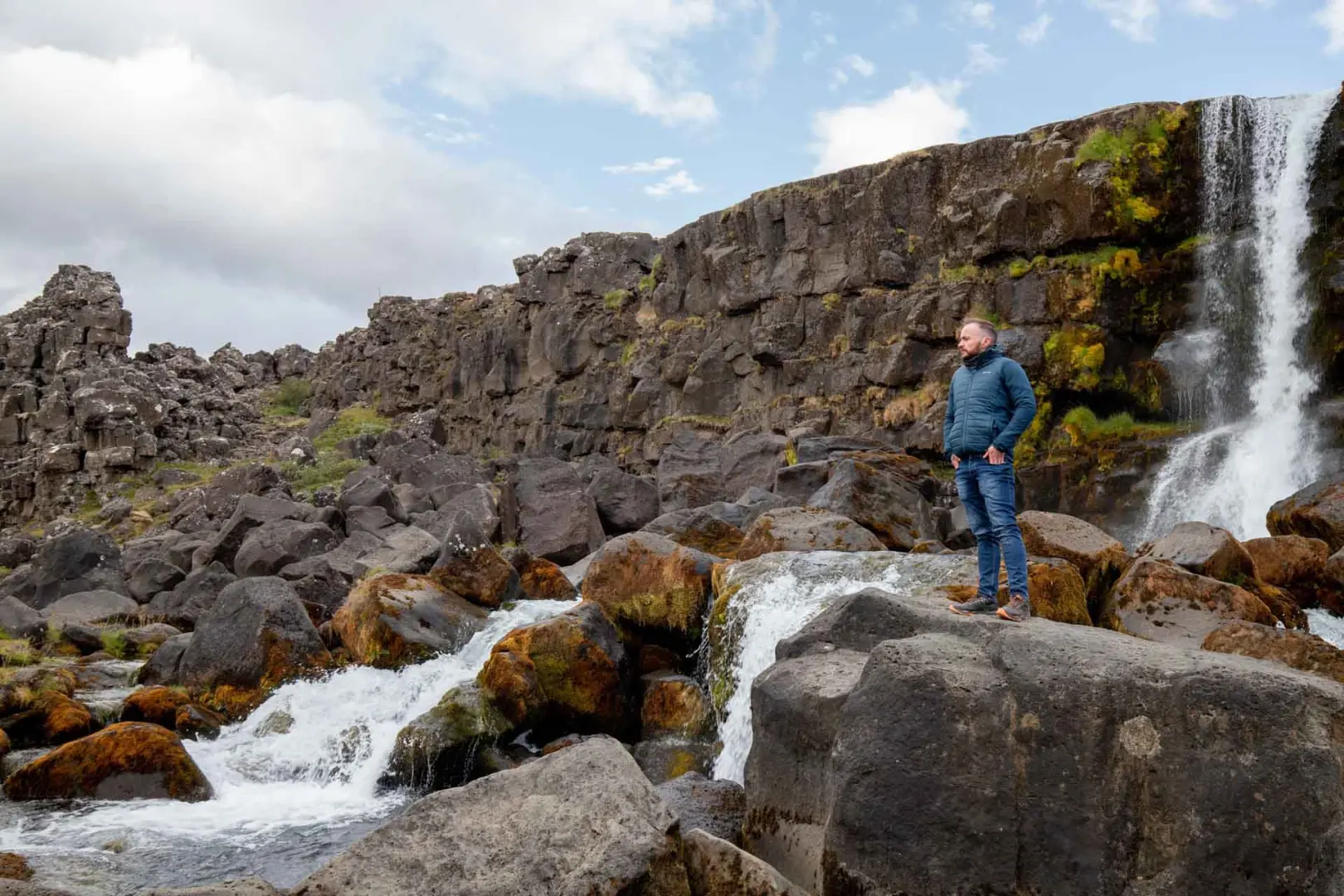 Únete a un viaje en grupo a Islandia, la tierra de fuego y hielo. Descubre las maravillas naturales de la famosa Ring Road, paisajes volcánicos y glaciares