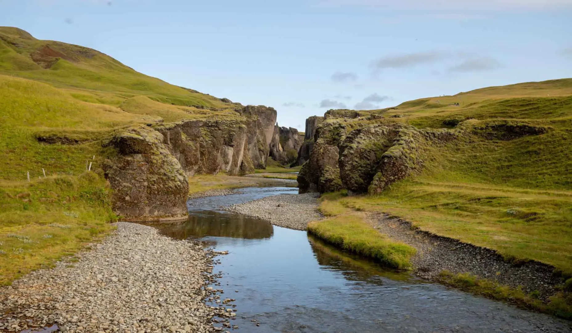 Únete a un viaje en grupo a Islandia, la tierra de fuego y hielo. Descubre las maravillas naturales de la famosa Ring Road, paisajes volcánicos y glaciares