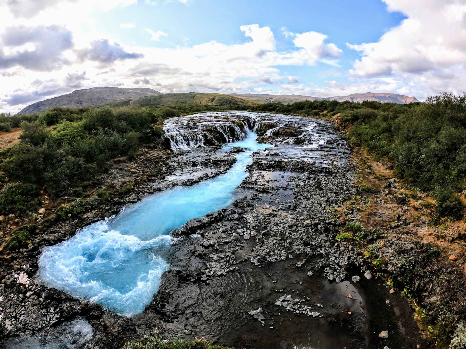 Únete a un viaje en grupo a Islandia, la tierra de fuego y hielo. Descubre las maravillas naturales de la famosa Ring Road, paisajes volcánicos y glaciares