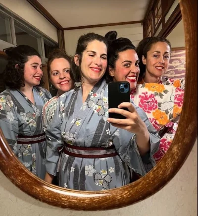 Vestir Kimonos tradicionales y pasear con ellos