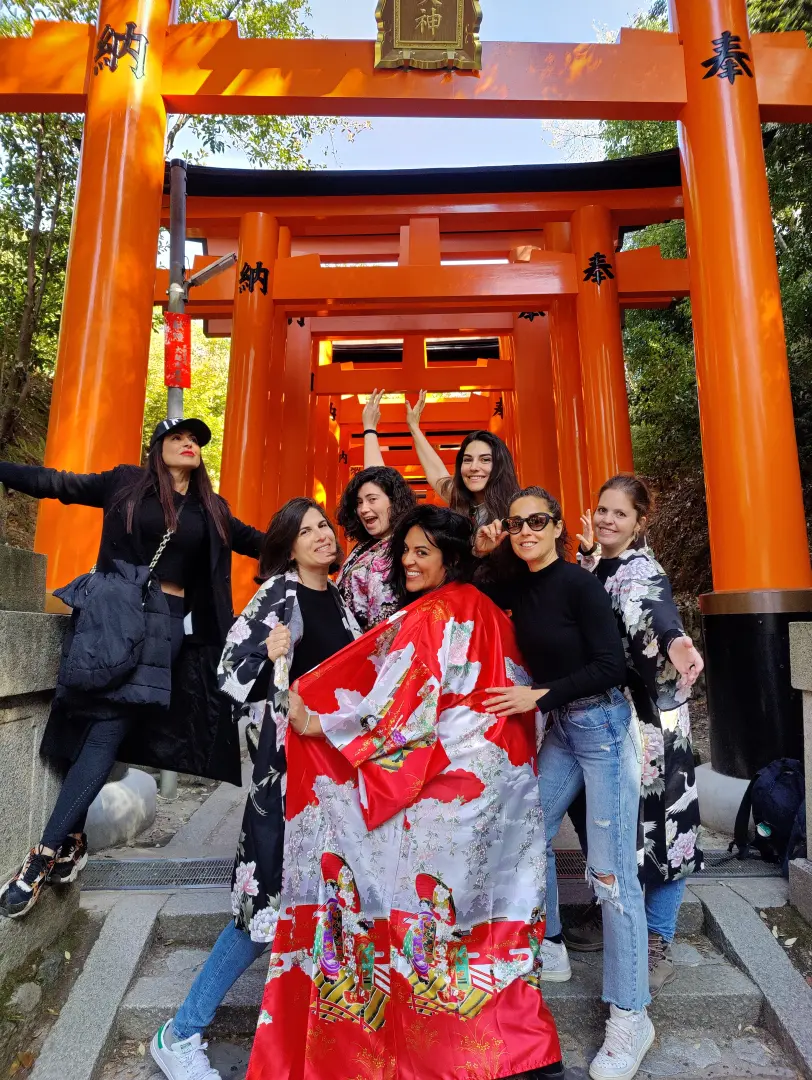 Vive la aventura de un viaje sorpresa en grupo a Japón. Descubre su cultura, paisajes y experiencias únicas. ¡Reserva y déjate llevar por el viento!
