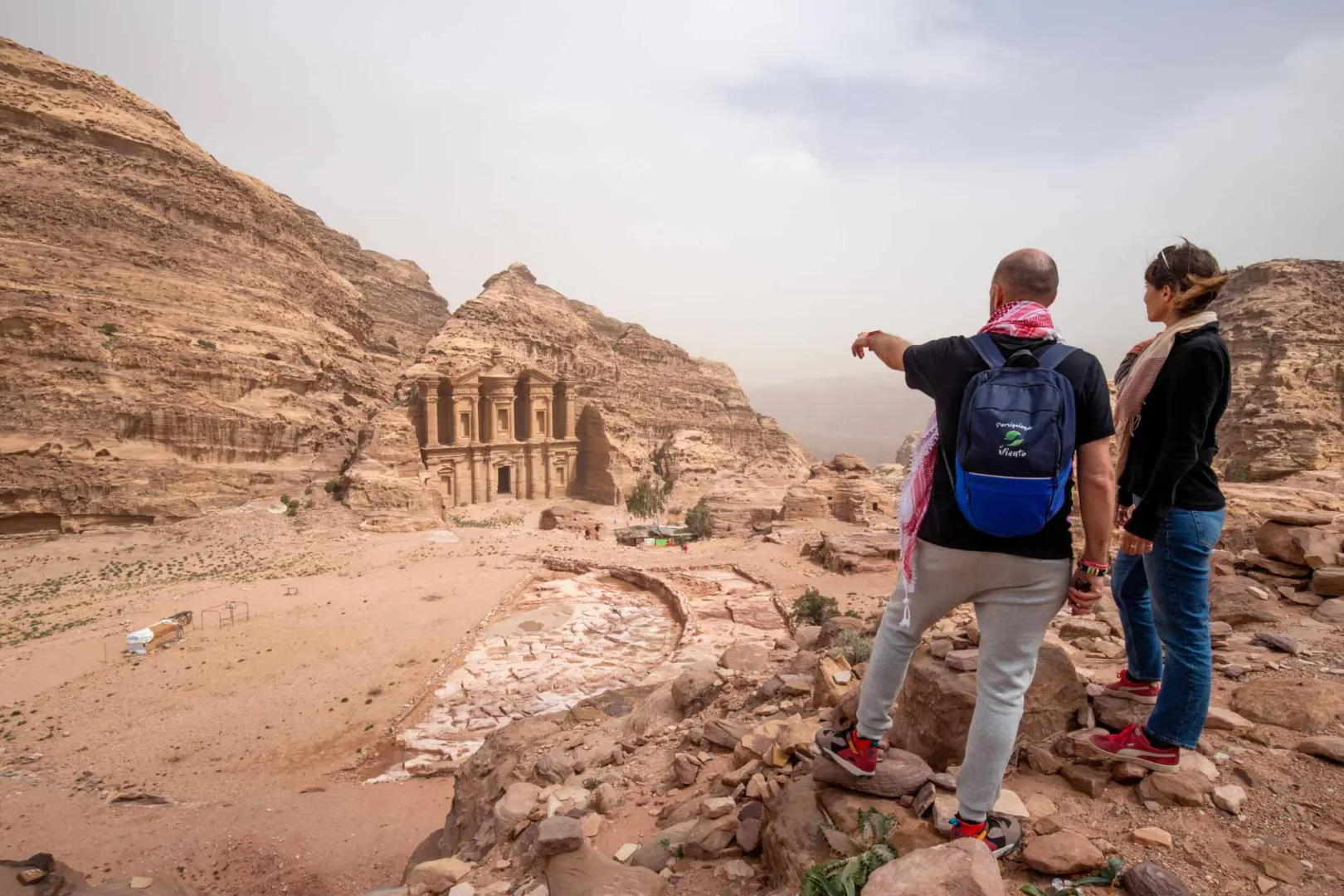 Apúntate a nuestros viajes grupales por Jordania. Dormir en el desierto de Wadi Rum, bañarnos en el mar muerto y descubrir la espectacular Petra.