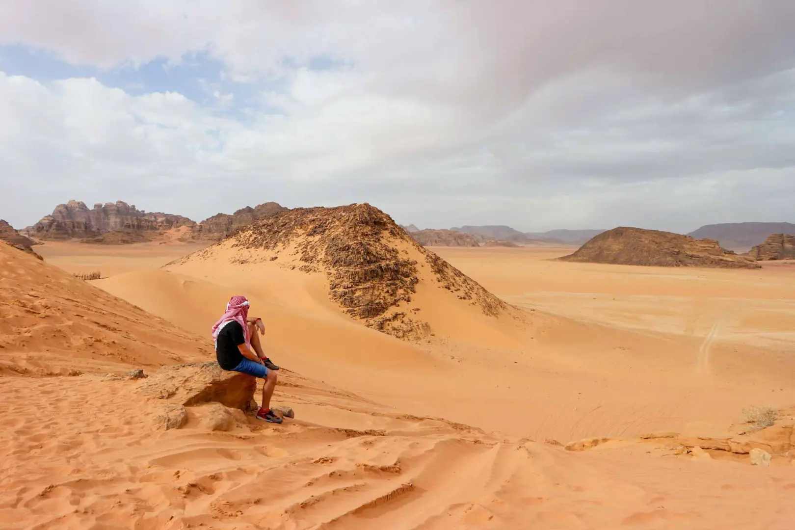 Únete al viaje a Jordania en grupo en el que conocer la tierra de los Nabateos, la impresionante Petra, las aguas del Mar Muerto y el desierto de Wadi Rum.