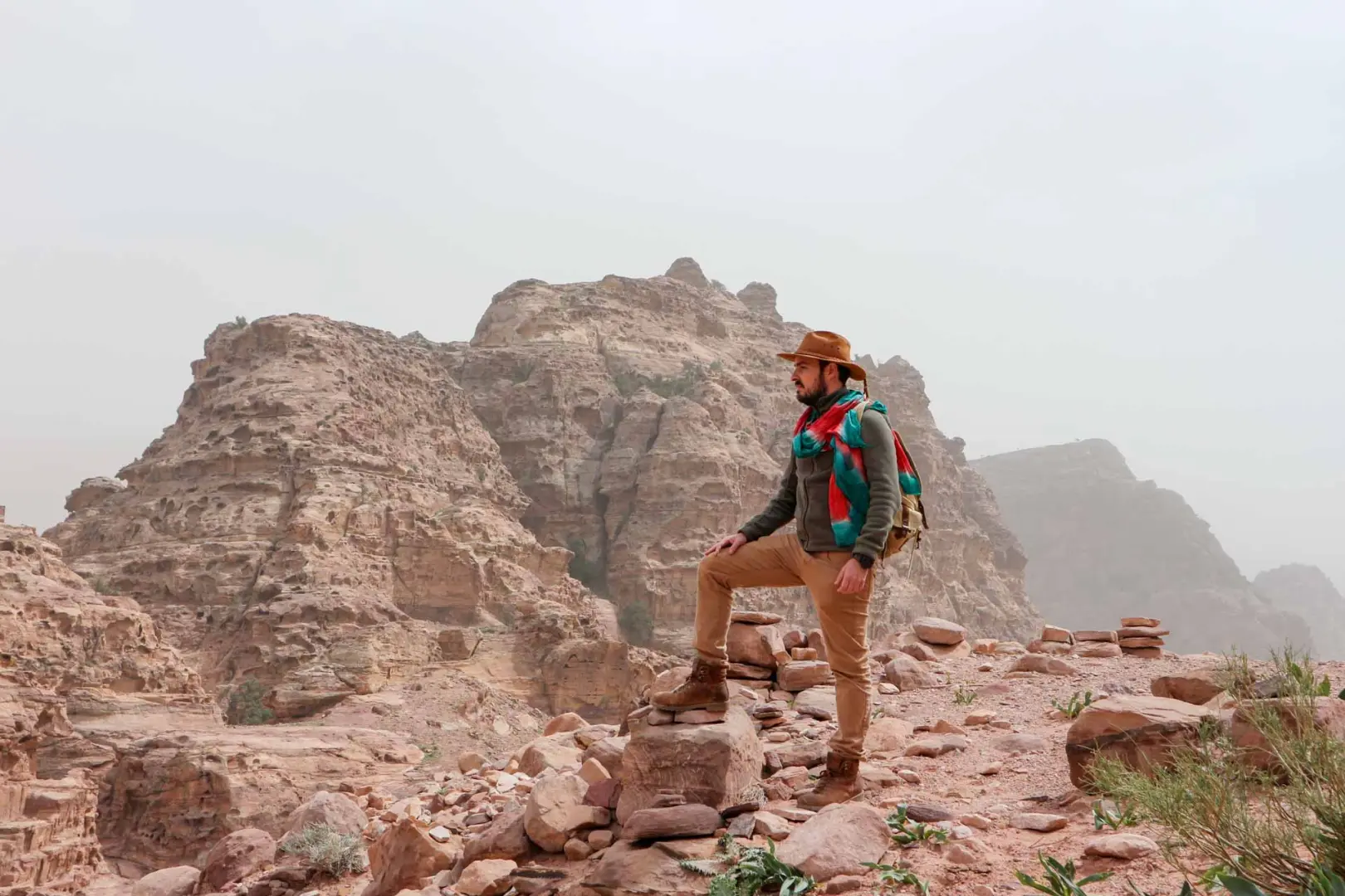 Apúntate a nuestros viajes grupales por Jordania. Dormir en el desierto de Wadi Rum, bañarnos en el mar muerto y descubrir la espectacular Petra.