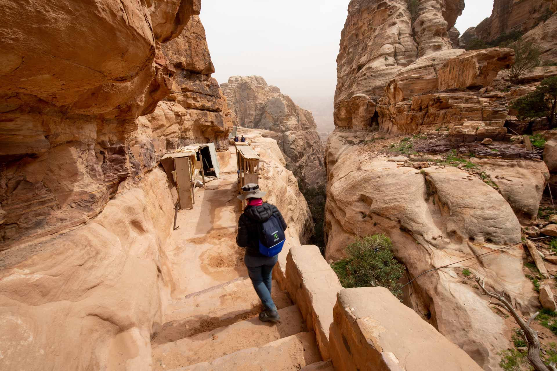 Únete al viaje a Jordania en grupo en el que conocer la tierra de los Nabateos, la impresionante Petra, las aguas del Mar Muerto y el desierto de Wadi Rum.