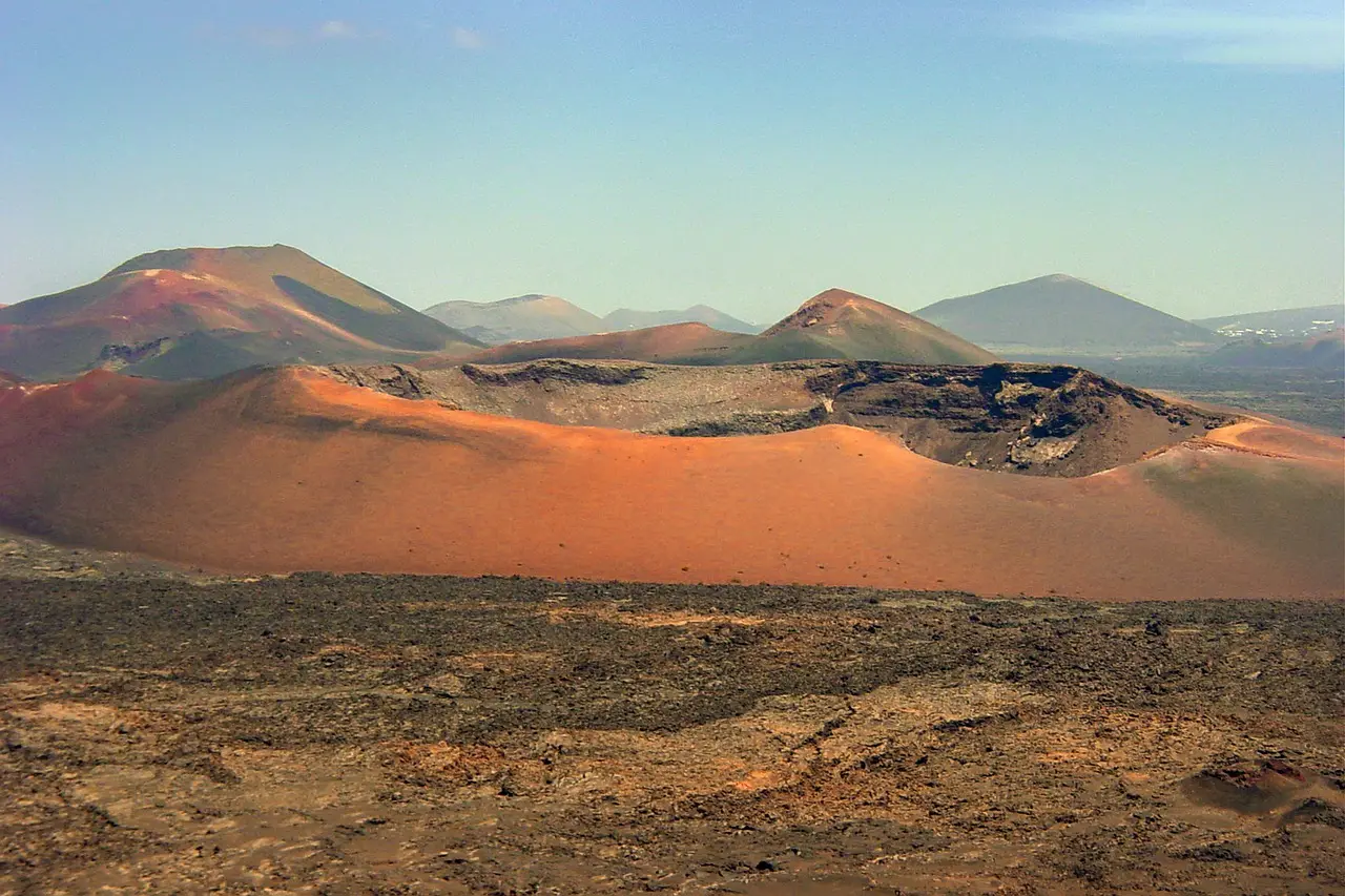 Únete a la escapada en grupo a Lanzarote y Fuerteventura, dos de las islas de Canarias más destacadas, donde hacer actividades de aventura y ver naturaleza