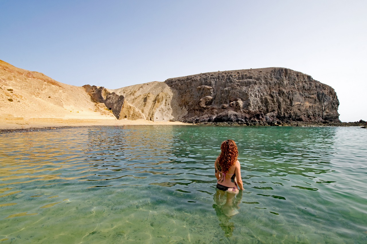 Únete a la escapada en grupo a Lanzarote y Fuerteventura, dos de las islas de Canarias más destacadas, donde hacer actividades de aventura y ver naturaleza