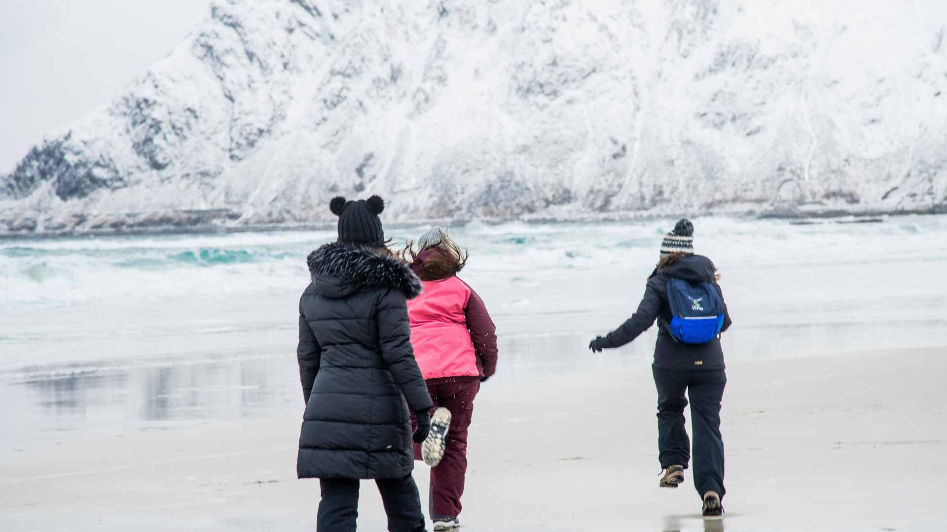 Uno de los espectáculos de la naturaleza más mágicos. Disfruta de un viaje en grupo por una región increíble de Noruega llamada las islas Lofoten.