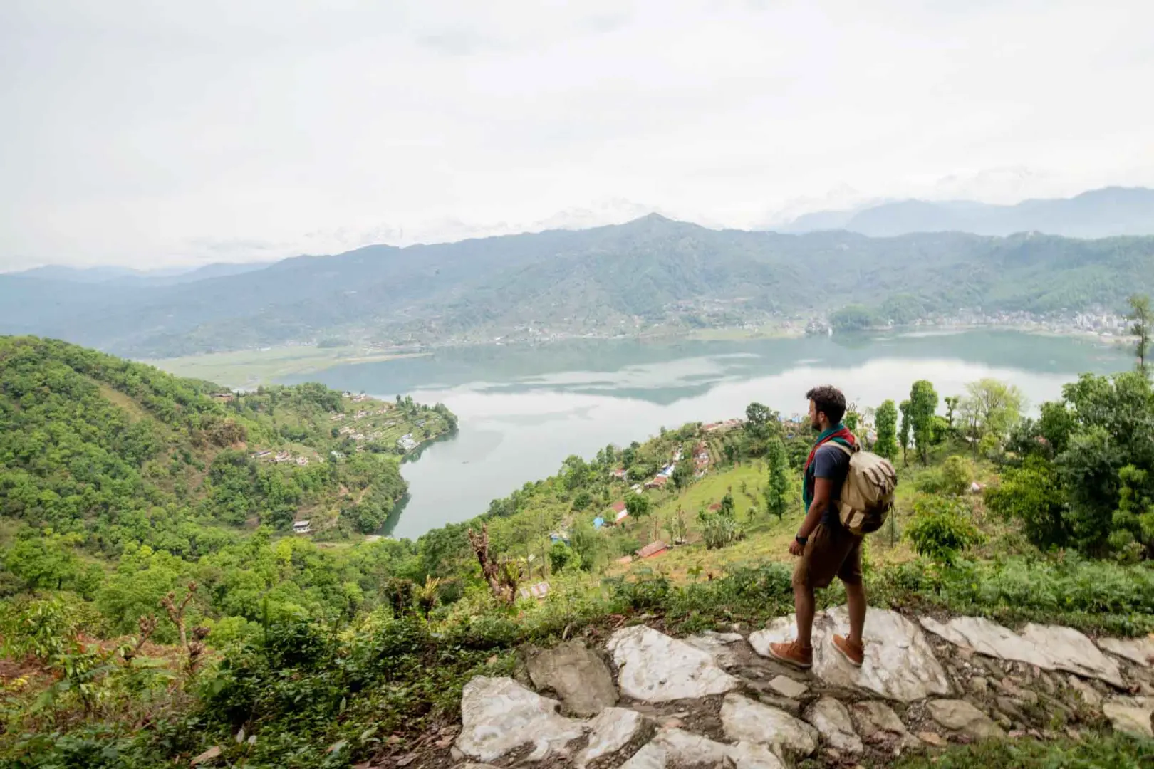 Viaje a Nepal en grupo reducido con desconocidos. Únete a este recorrido por Nepal, a los pies de los Himalayas, por sus templos, montañas y selvas