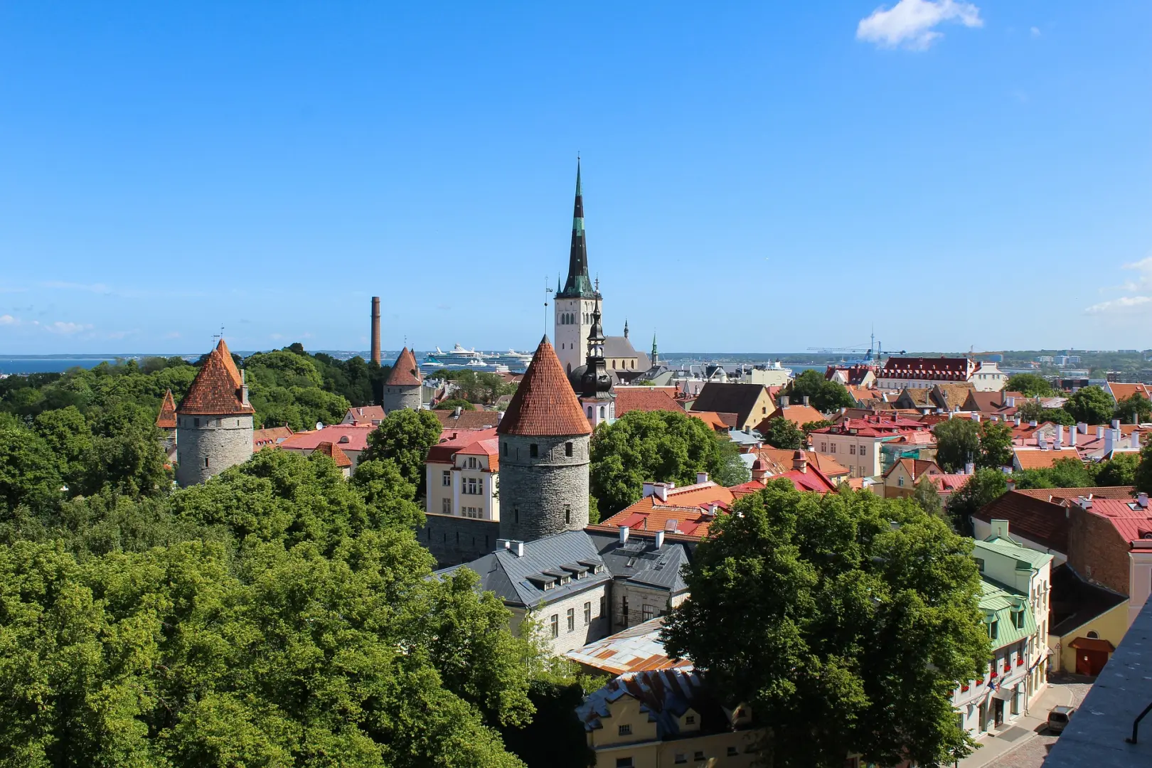 Disfruta de los Países Bálticos en un viaje en grupo. Estonia, Letonia y Lituania que son destinos poco conocidos pero que esconden auténticas joyas.