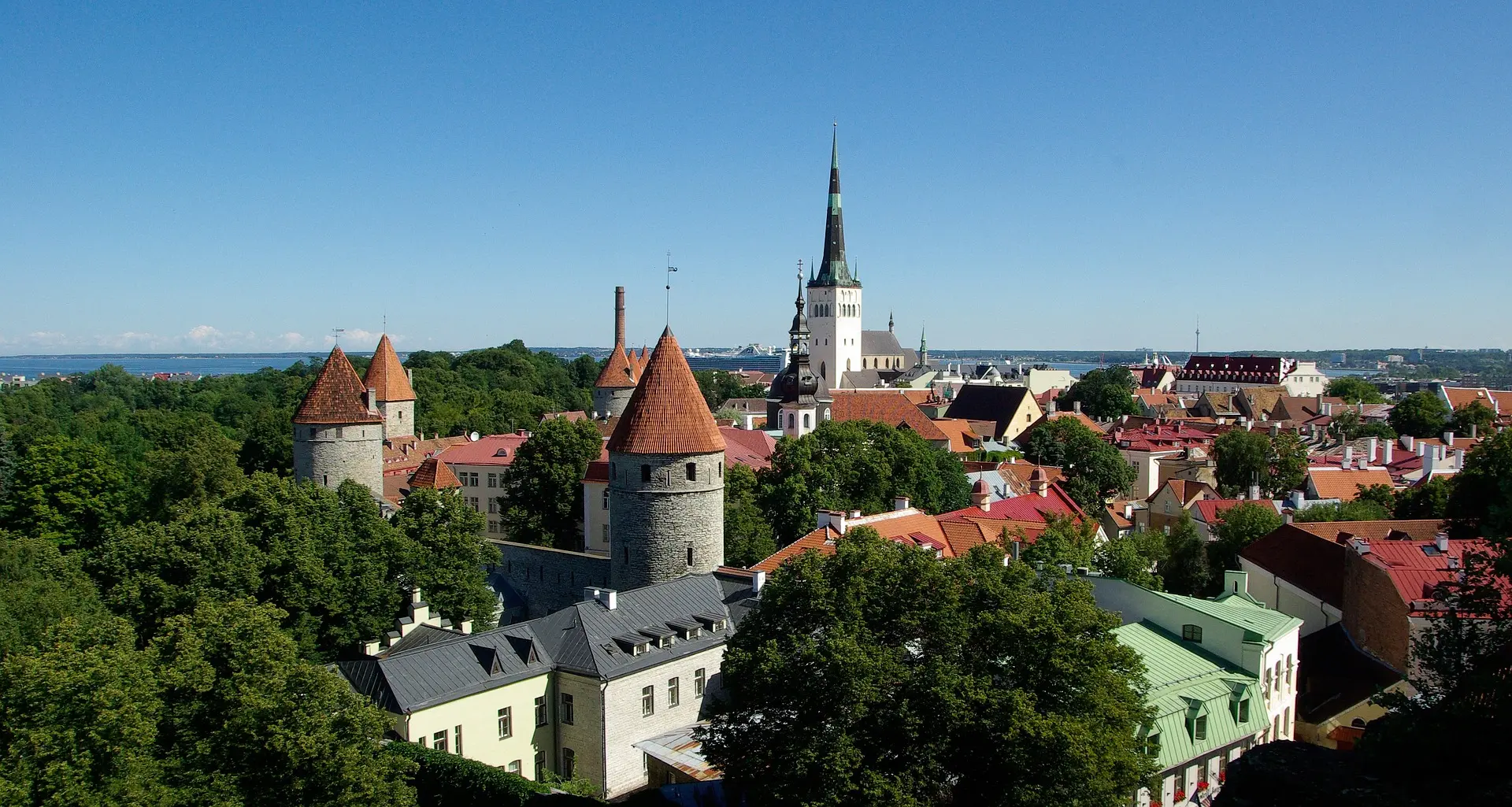 Conoce los Países Bálticos en un viaje en grupo. Estonia, Letonia y Lituania, destinos poco conocidos pero que esconden auténticas maravillas histórica.