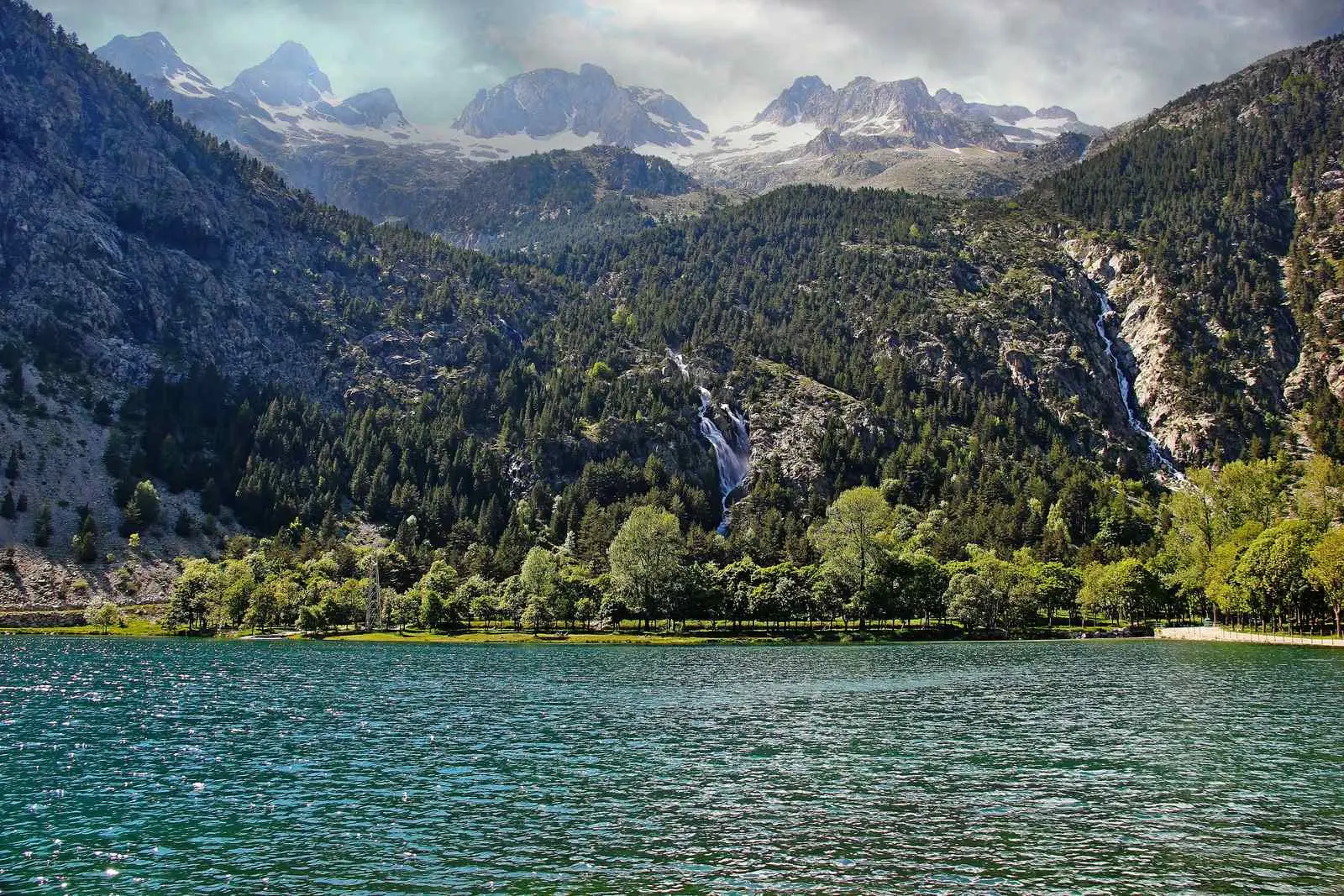 Apúntate a nuestros viajes en grupo a los Pirineos y descubre el significado de naturaleza pura. Conoceremos pueblos con encanto escondidos en las montañas