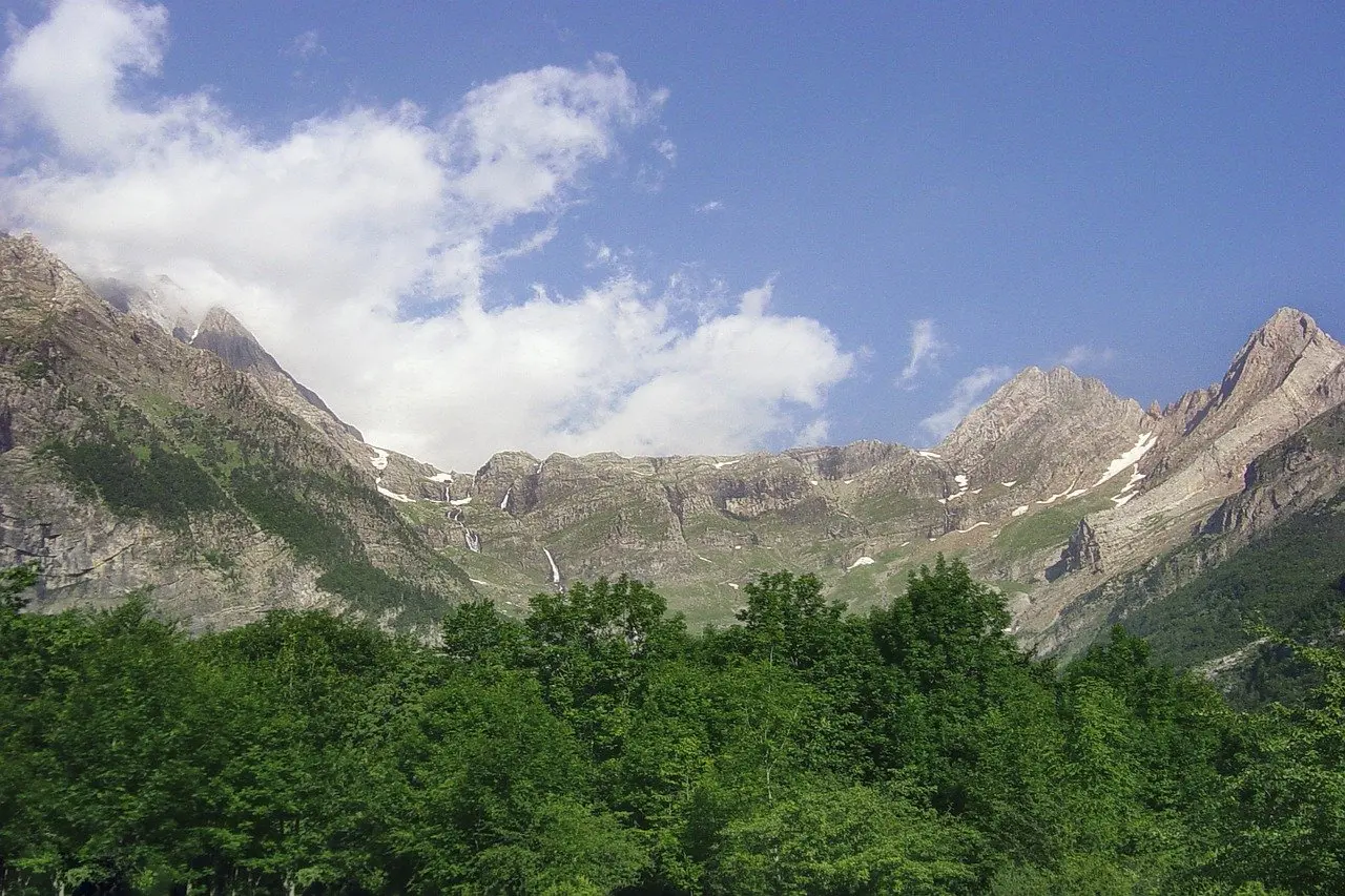 Apúntate a nuestros viajes en grupo a los Pirineos y descubre el significado de naturaleza pura. Conoceremos pueblos con encanto escondidos en las montañas