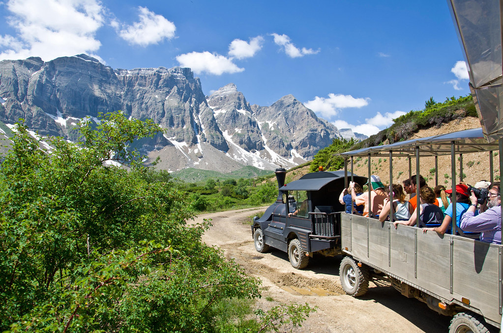 Apúntate a nuestros viajes en grupo a los Pirineos y descubre el significado de naturaleza pura. Conoceremos pueblos con encanto escondidos en las montañas