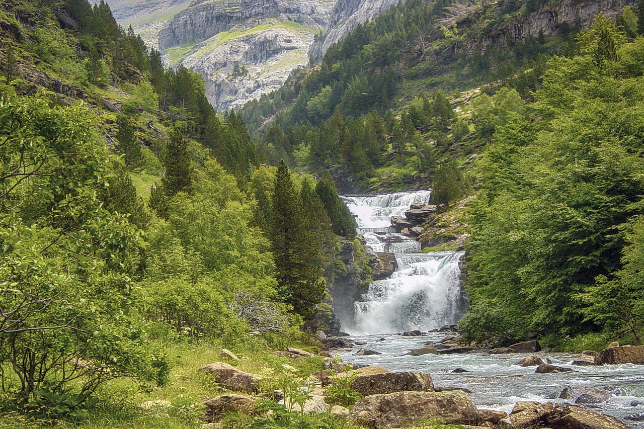 Apúntate a nuestros viajes en grupo a los Pirineos y descubre el significado de naturaleza pura. Conoceremos pueblos con encanto escondidos en las montañas