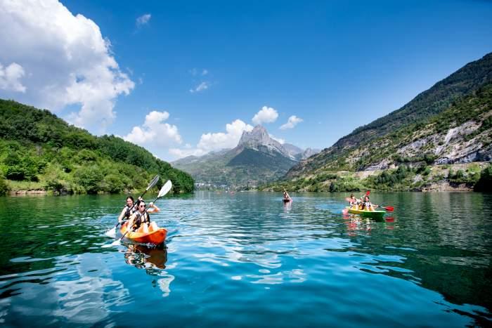 Apúntate a nuestros viajes en grupo a los Pirineos y descubre el significado de naturaleza pura. Conoceremos pueblos con encanto escondidos en las montañas