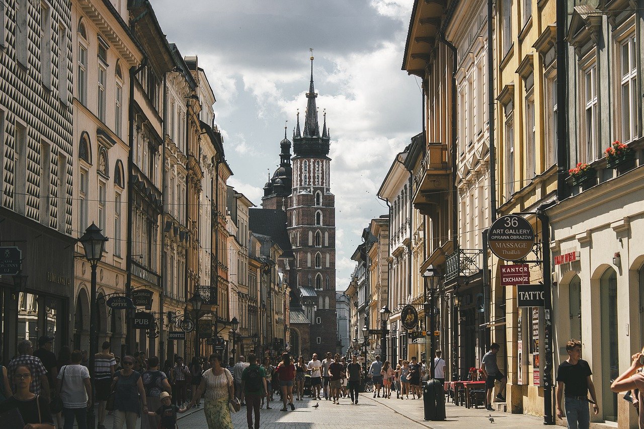 Esta escapada a Polonia es un paseo cultural por ciudades con encanto como Varsovia, Cracovia y descubrir Auschwitz y Poznan