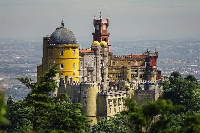 Descubre la historia, arquitectura y paisajes de Portugal en un viaje en grupo de Oporto a Lisboa. Descubre la preciosa Aveiro, Braga, Guimaraes y más.